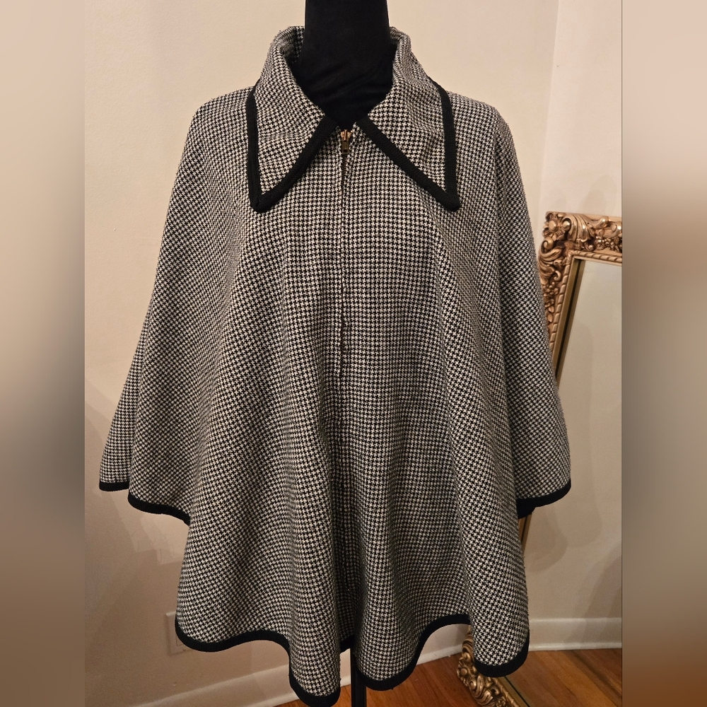 Vintage Cape 60s 70s Black and White Houndstooth Zippered